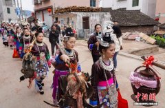 （新春走基层）贵州从江：“鼓楼抢鸡”庆新春